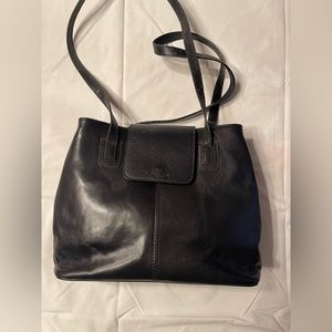 Italian made shoulder bag in black, all leather.